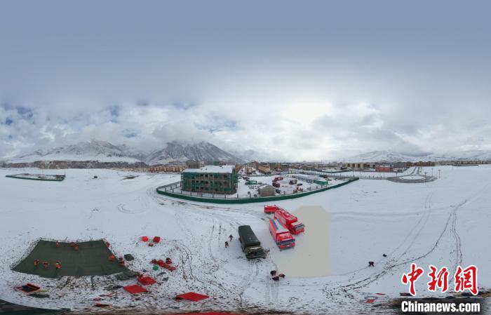 圖為地震實(shí)戰(zhàn)演練現(xiàn)場全景?！∮駱湎拦﹫D