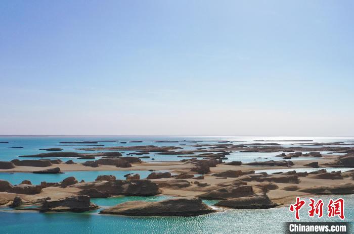 航拍青海大柴旦烏素特水上雅丹奇特景觀?！●R銘言 攝