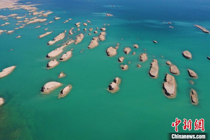 航拍青海大柴旦烏素特水上雅丹奇特景觀?！●R銘言 攝