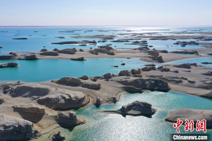 航拍青海大柴旦烏素特水上雅丹奇特景觀。　馬銘言 攝