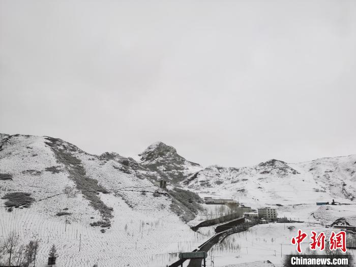圖為青海省東南部的青沙山區(qū)域銀裝素裹?！?zhí)砀?攝