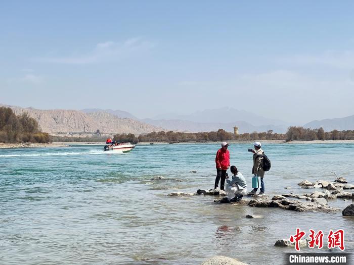 圖為游客在黃河岸畔游玩，并與黃河合影留念?！∑钤鲚?攝