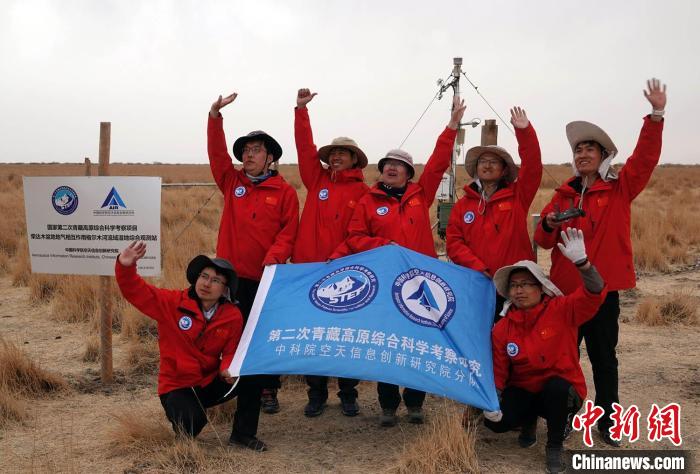 經過不懈努力，格爾木濕地站終于建成，第二次青藏科考中科院空天院分隊向航拍無人機揮手合影。　<a target='_blank' href='/'><p  align=