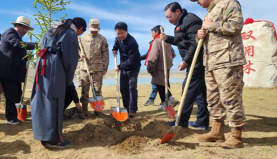 保護(hù)黃河干支流域生態(tài)，軍地共建“雙擁林”防護(hù)帶。四川省退役軍人事務(wù)廳供圖