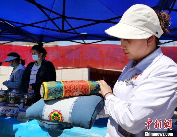 圖為青海省互助縣的中藥枕頭?！?zhí)砀?攝