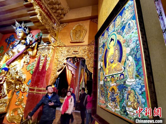 圖為仁俊畫院內(nèi)的唐卡。　張?zhí)砀?攝