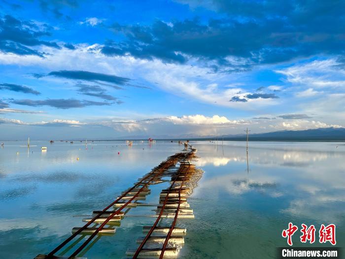 圖為茶卡鹽湖景區(qū)風(fēng)光?！⒀?攝
