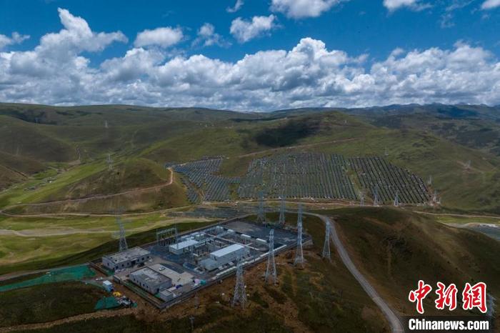 航拍建成投運的柯拉一期光伏電站升壓站?！⒅铱?攝