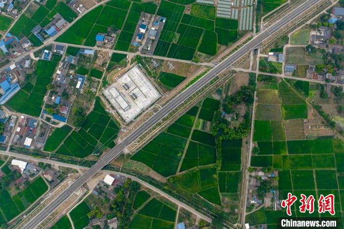 空中俯瞰綿竹牽引變電所和川青鐵路成黃段鐵路線?！⒅铱?攝