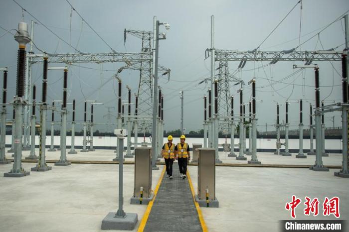 工作人員正在綿竹牽引變電所內(nèi)巡查設(shè)備受電運(yùn)行情況?！⒅铱?攝