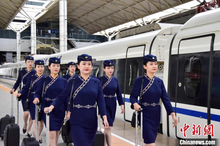圖為青藏鐵路西格段“復(fù)興號(hào)”動(dòng)車組乘務(wù)員新制服亮相。　東科力加 攝