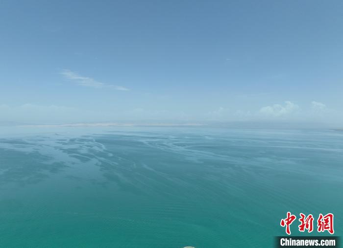 圖為航拍仲夏時節(jié)，青海湖水天一色?！∑钤鲚?攝