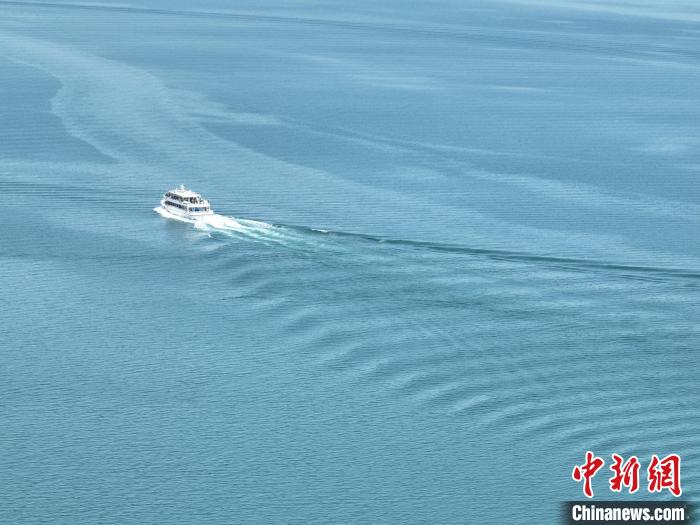圖為航拍仲夏時節(jié)，青海湖湖水碧波蕩漾?！∑钤鲚?攝