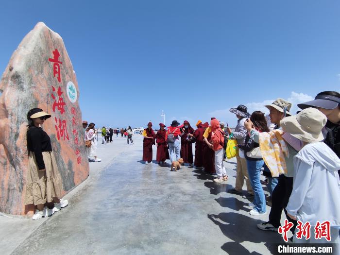 圖為航拍青海湖美景引游客拍照打卡?！∑钤鲚?攝