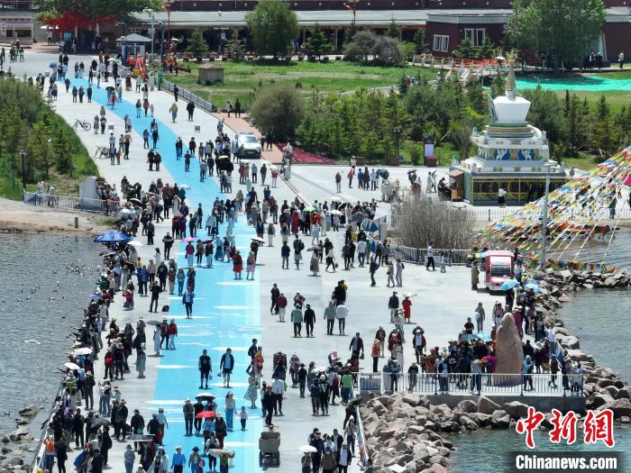 圖為航拍青海湖二郎劍景區(qū)游客眾多?！∑钤鲚?攝