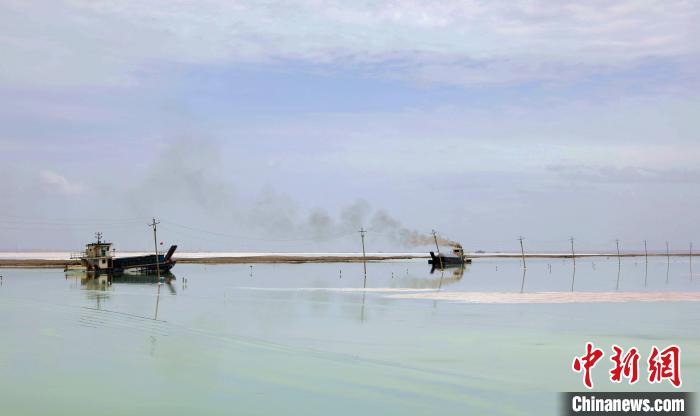 “天空之鏡”青海茶卡鹽湖：迎黃金旅游季，獨(dú)特景色引客來(lái)