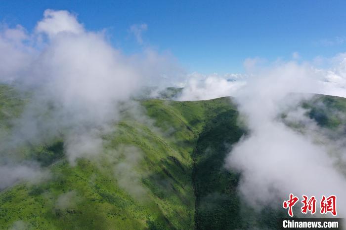 航拍賽來(lái)塘鎮(zhèn)山間云霧繚繞?！●R銘言 攝