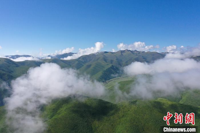 航拍賽來(lái)塘鎮(zhèn)山間云霧繚繞?！●R銘言 攝