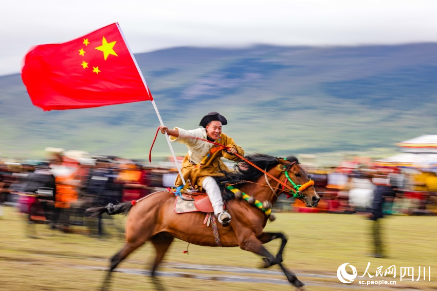 馬術(shù)表演現(xiàn)場(chǎng)。洛絨尼瑪攝