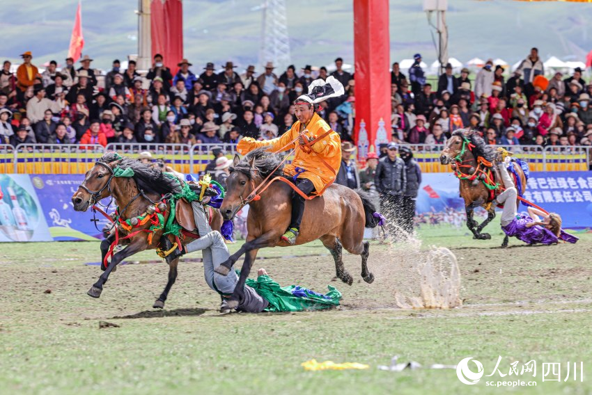 馬術(shù)表演現(xiàn)場(chǎng)。洛絨尼瑪攝