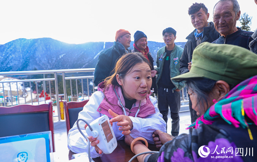 幫扶醫(yī)療小分隊成員為村民義診。劉學(xué)懿攝