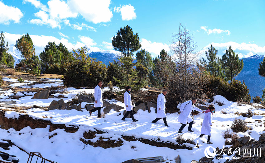 對口幫扶醫(yī)療小分隊行走在雪地里。劉學(xué)懿攝