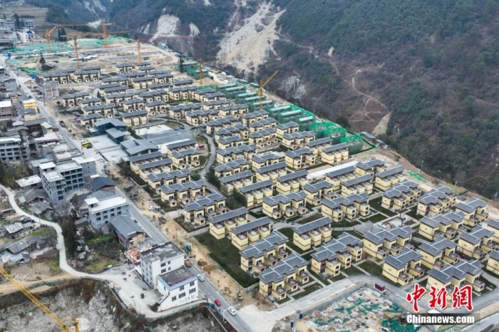 圖為2月1日，瀘定磨西鎮(zhèn)震后重建的安置小區(qū)。(無人機照片)<a target='_blank' href='/'><p  align=
