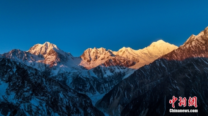 圖為2月1日，清晨陽光照在貢嘎雪山上，出現(xiàn)“日照金山”景觀。(無人機(jī)照片)<a target='_blank' href='/'><p  align=