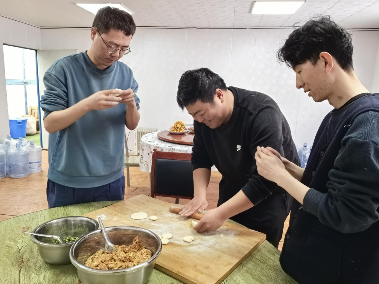 項(xiàng)目部里包餃子。王元明攝
