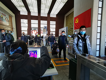 拉薩火車站工作人員對出站旅客進(jìn)行紅外線測溫。趙越拍攝.jpg