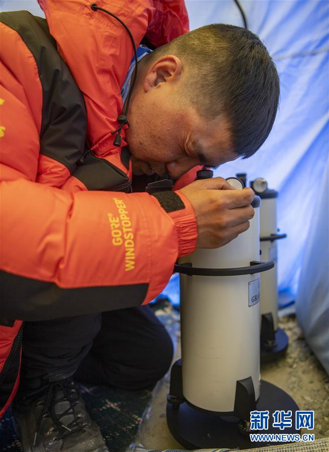 （新華全媒頭條·圖文互動）（9）往更高處長、往長春北京方向移動——來自海拔8848.86米的報告