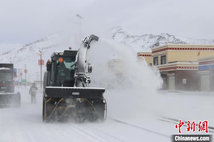 圖為該支隊(duì)官兵正在清理路面積雪?！《崦刺?攝