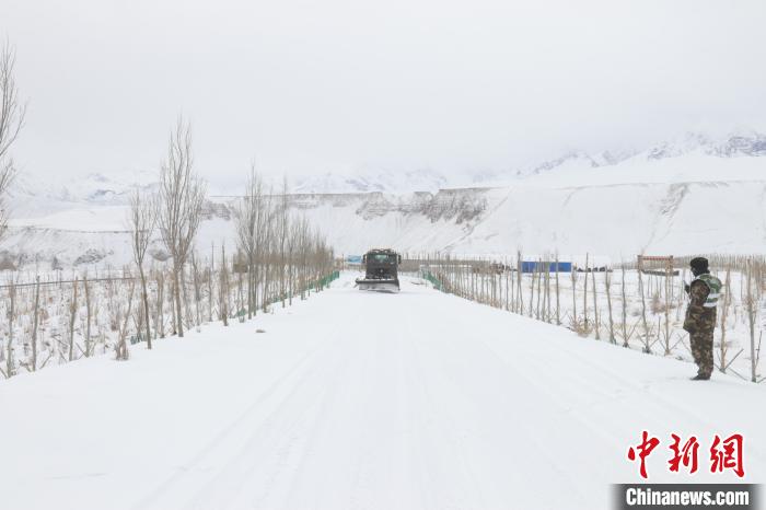 圖為救援官兵正在緊急清理路面積雪?！《崦刺?攝