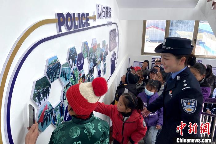 山南邊境管理支隊勒布邊境派出所舉行警營開放日活動，邀請駐地民眾進(jìn)警營，了解民警工作生活?！∏f冀 攝