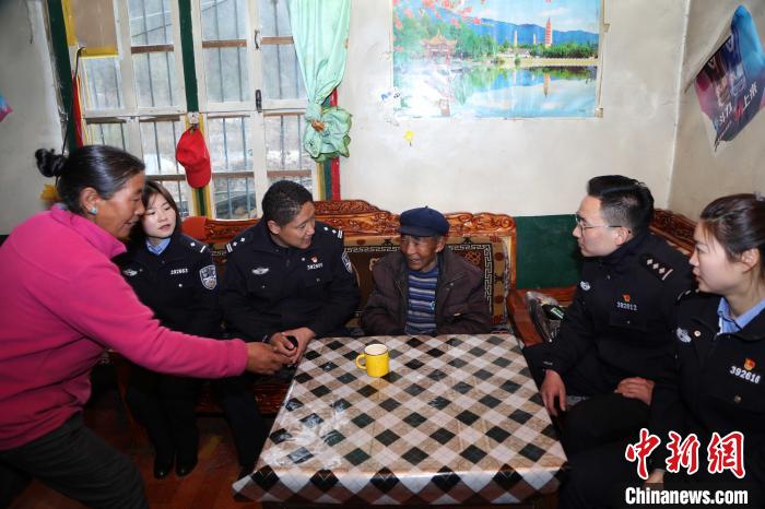 亞東出入境邊防檢查站民警走訪慰問轄區(qū)困難群眾?！堄陱?攝