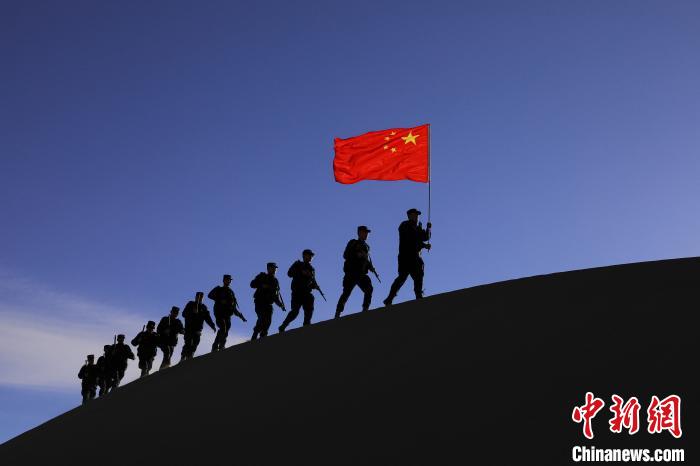 日喀則邊境管理支隊幾腳橋邊境檢查站民警在轄區(qū)開展巡邏工作。　龍小鳳 攝