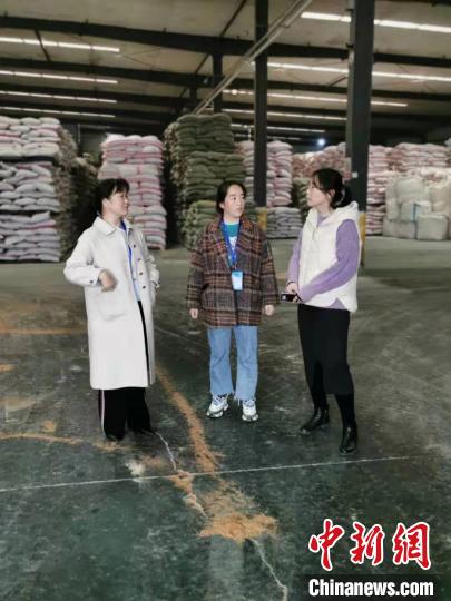 圖為次仁措姆(中)正在開(kāi)展街道工作。<a target='_blank' ><p  align=