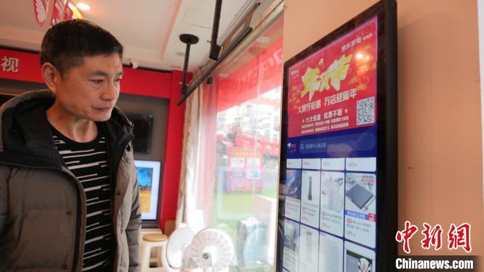 圖為店內(nèi)放置的可在線選購商品的觸摸電子展示屏?！≈x牧 攝