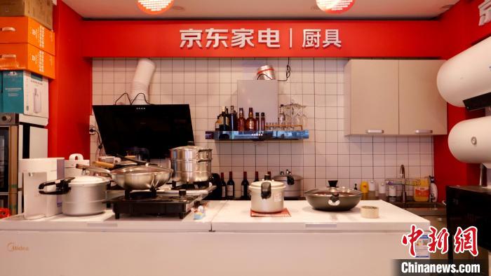 圖為店內(nèi)部分商品展示?！≈x牧 攝
