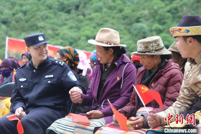 圖為李陽副所長(前排左一)與卓嘎、央宗姐妹共同參加愛國主義教育活動(dòng)?！〉录?攝