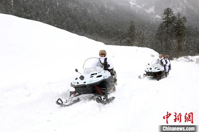圖為雪地摩托車(chē)開(kāi)路?！⊙鸩?攝