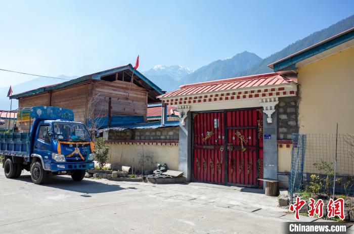 圖為林芝下察隅鎮(zhèn)布巴村村民家門口停放著貨運(yùn)車輛?！〗w波 攝