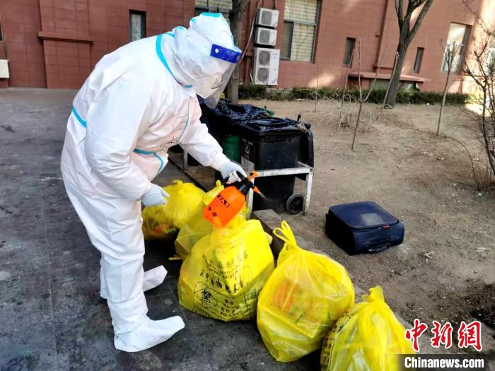 給垃圾做消殺?！¤F西區(qū)委宣傳部 攝