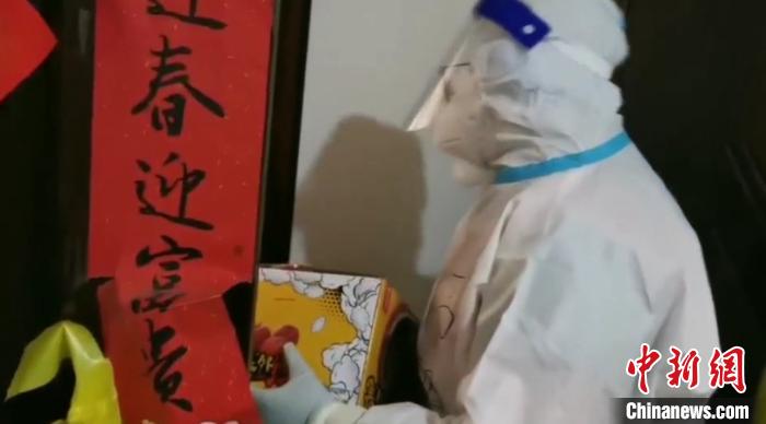 為封閉在家居民送快遞。　鐵西區(qū)委宣傳部 攝