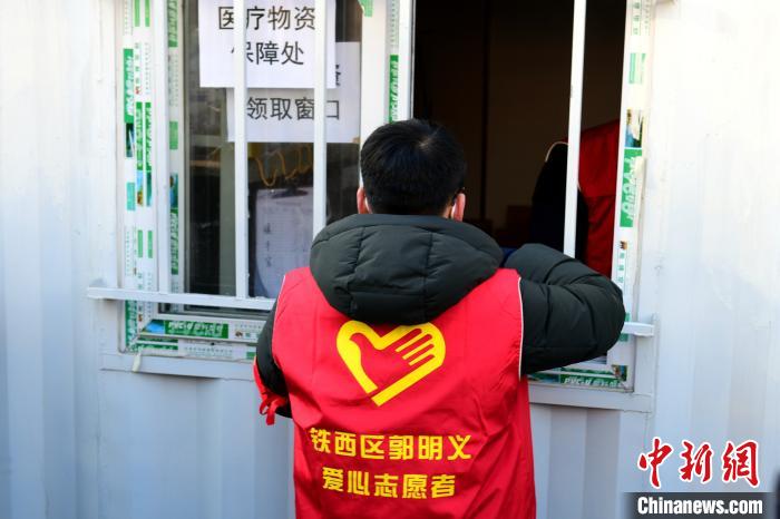 領(lǐng)防護用品?！¤F西區(qū)委宣傳部 攝