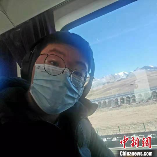 1月8日在西藏那曲開往拉薩火車上?！∈茉L者供圖 攝