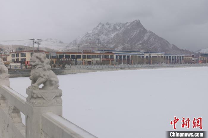圖為2月5日傍晚時分的西藏阿里獅泉河鎮(zhèn)雪景?！⊥跏啦?攝