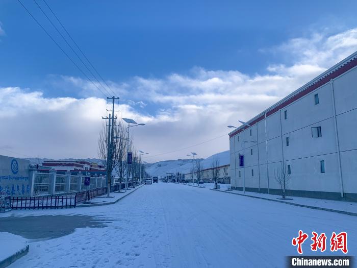 圖為西藏札達縣街道被積雪覆蓋?！娋?攝