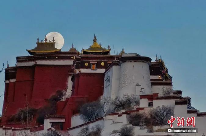 圖為一輪明月從布達(dá)拉宮上空緩緩升起。馬謙 攝