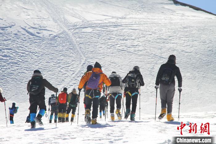 圖為2019年，普通民眾在洛堆峰體驗(yàn)登雪山活動(dòng)。資料圖 趙朗 攝